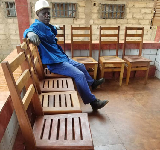 Chaises anciennes en bois massif